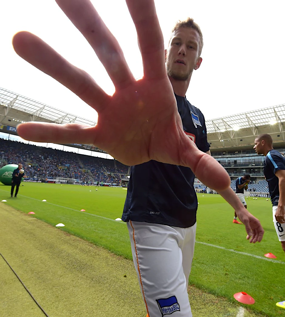 Herthas Fabian Lustenberger greift nach der Kamera. Mit der Schweizer Nationalmannschaft greift er nach dem EM-Ticket für 2016