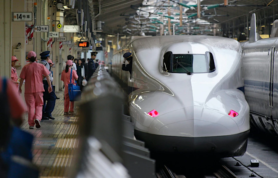 Der Schnellzug war auf dem Weg von Tokio nach Osaka.