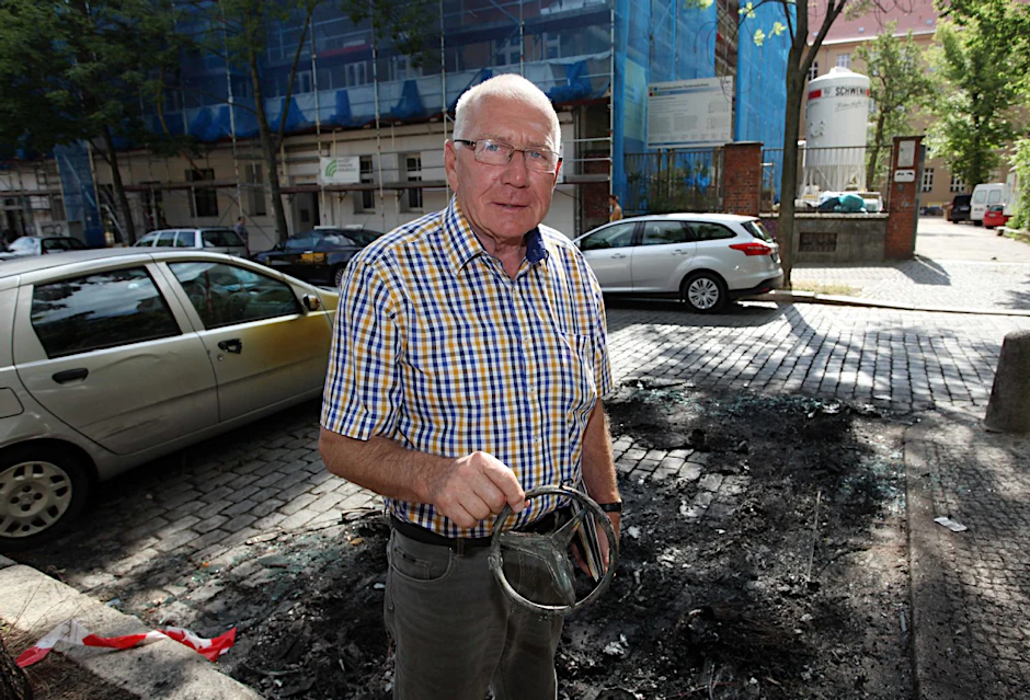 Joachim P. an der Stelle, an der sein Mercedes angezündet wurde.