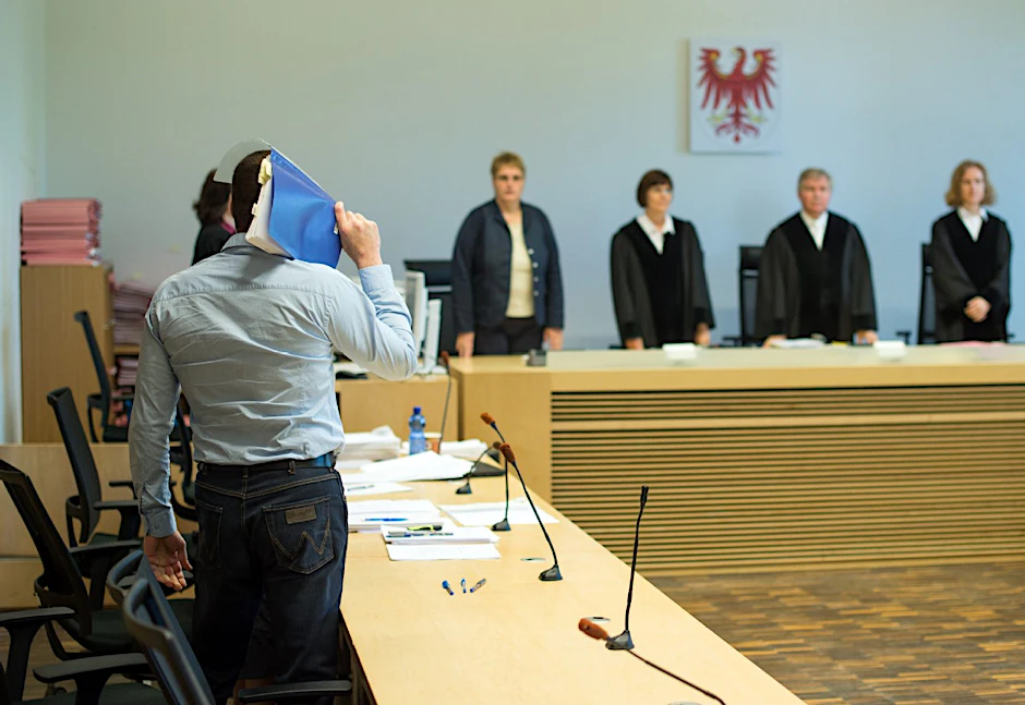 Der Berliner Dachdecker Mario K. (Li., mit Hefter) soll 2011 und 2012 zweimal eine Millionärsfamilie erpresst haben und einen wohlhabenden Manager in ein Sumpfgebiet bei Storkow entführt haben. Er meint: „Ich bin der Falsche.“