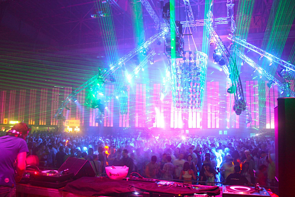 Laser-Shows im Flughafen-Hangar: Seit 2010 gibt’s dort das Techno-Festival.