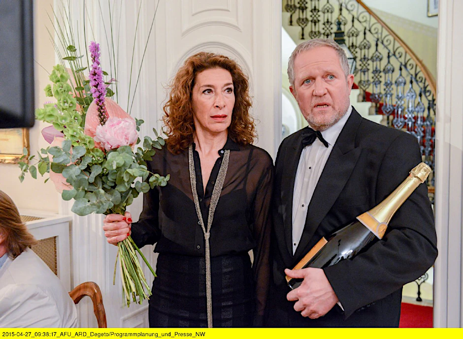 Haben sich für den TV-Abend ganz schön aufgebrezelt: Bibi (Adele Neuhauser) und Moritz (Harald Krassnitzer) beim Geburtstagsfest ihres Chefs