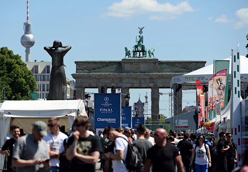 Pünktlich zum CL-Fimale: Das große Fanfest am Brandenburger Tor.