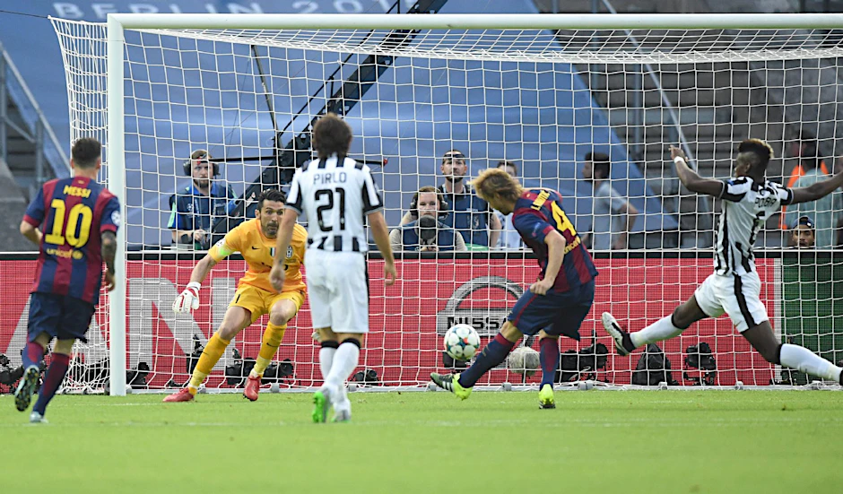 Das schnelle 1:0 durch Rakitic (l.), Buffon ist geschlagen.