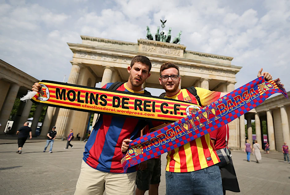 Fans des FC Barcelona vor dem Brandenburger Tor: Probleme bei der Abreise aus Berlin?