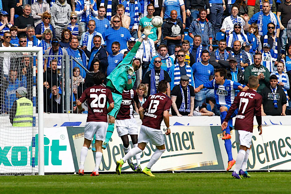 Beim 1:1 in Magdeburg macht sich BFC-Keeper Stephan Flauder ganz lang.