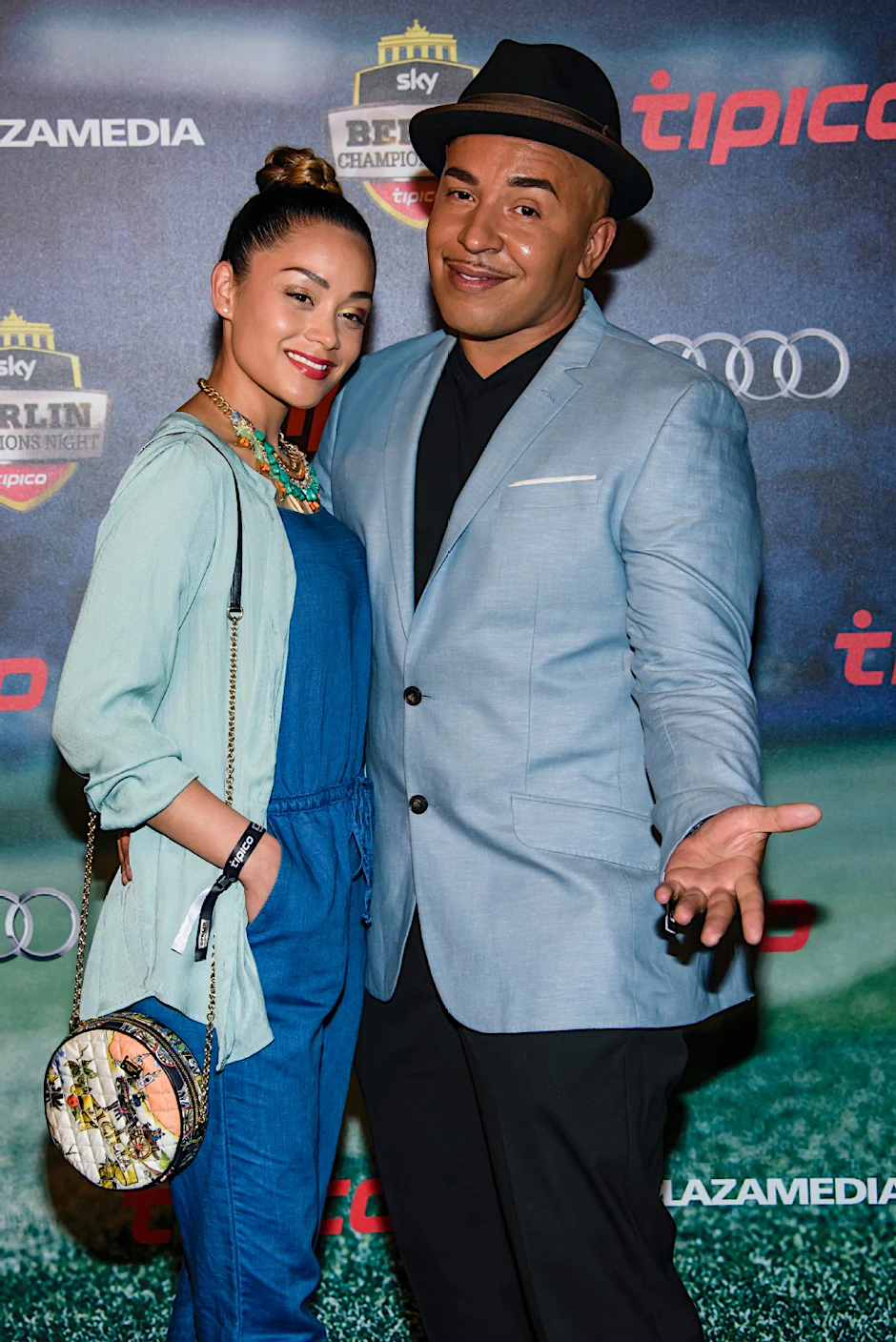 Weltstar Lou Bega mit seiner Frau Jenieva Jane auf der „Sky Champions Night“. Der Mambo-König schreibt für sie neue Songs.