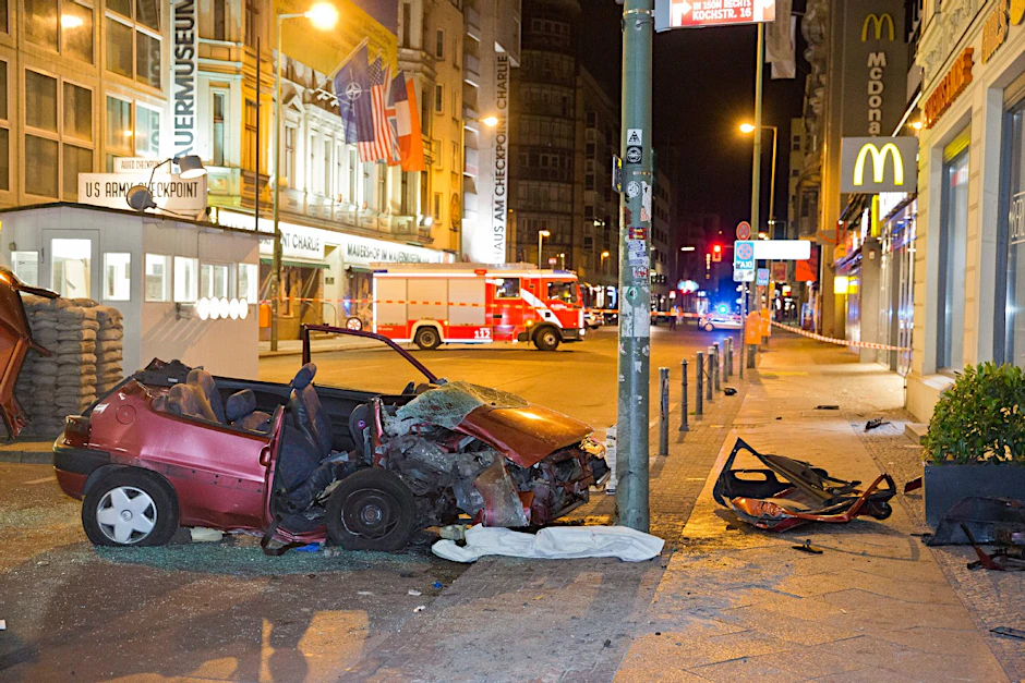 Der Citroën steht völlig geschrottet am Checkpoint Charlie.