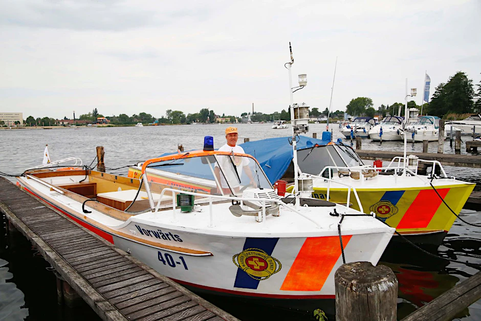 Wasser-Retter Michael Jablonski (56) ist immer mit dem Boot „Vorwärts“ unterwegs.