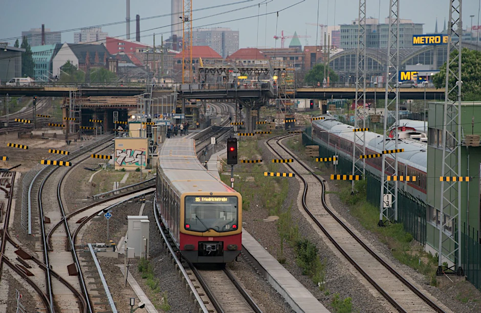Diese S-Bahn fährt – hier in den Bahnhof Warschauer Straße in Richtung Ostbahnhof.