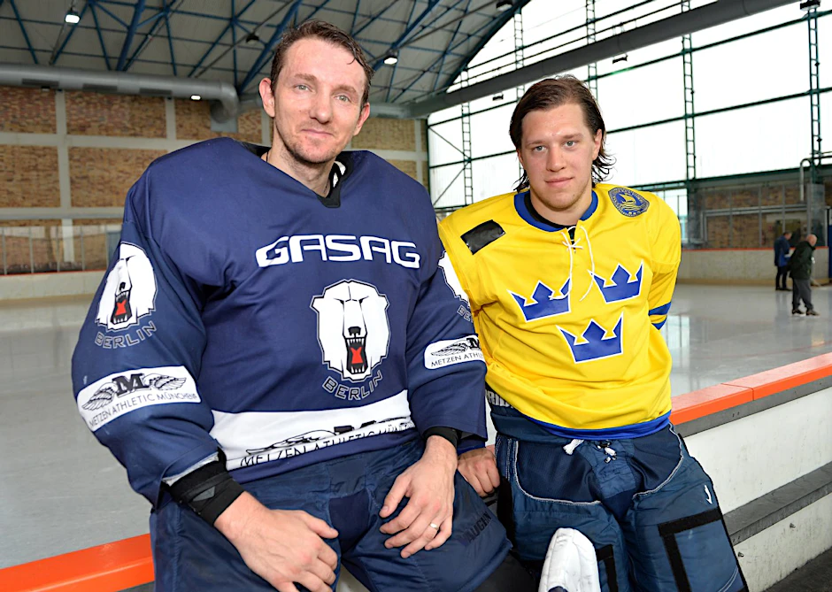 Petr Stochl und Mattias Zachrisson (r.) von Füchse Berlin während des Eisbären-Trainings. Mattias Zachrisson trug stolz das schwedische Nationaltrikot.