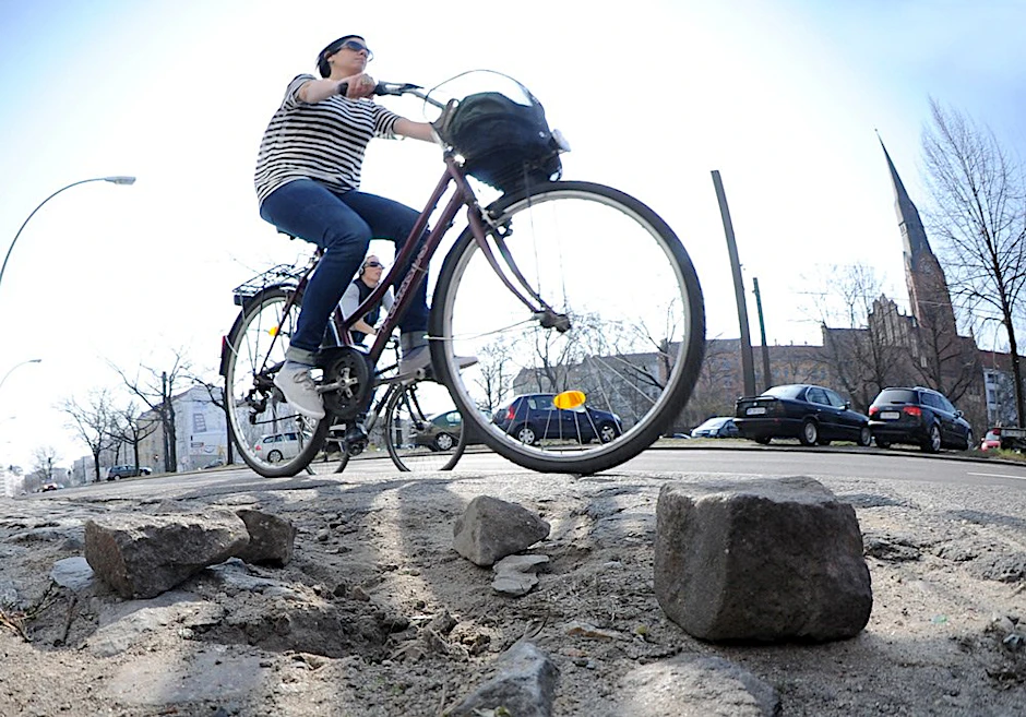 Holprig ist der Weg Berlins zur fahrradfreundlichen Stadt: Zur Verbesserung fehlt Personal und Geld.