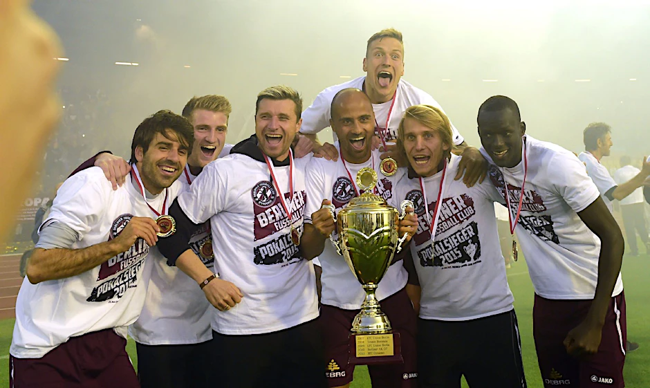 Björn Brunnemann (3.v.l.) und seine Dynamos haben den Berliner Pokal 2015 gewonnen, sich so für den DFB-Pokal qualifiziert.