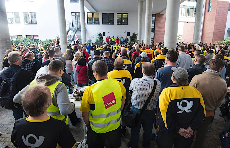 Hunderte Postler versammelten sich am Dienstag vor der Verdi-Zentrale.