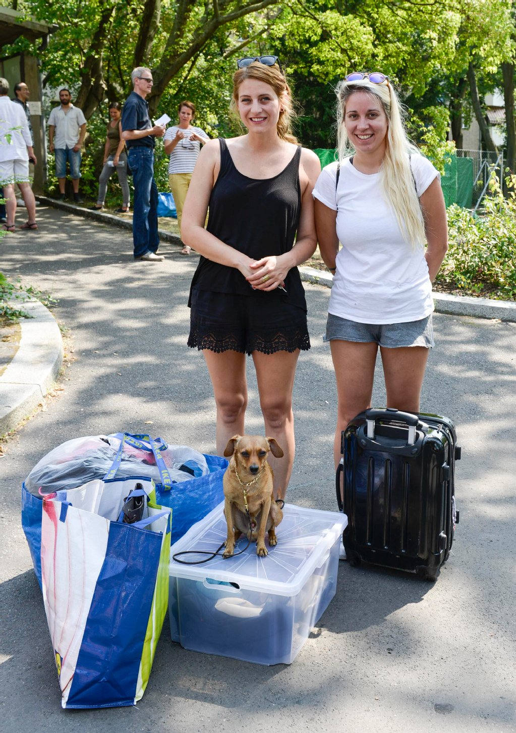 Anna (27, li.), Farina (28) und Rehpinscher-Mix Noxi (4) aus Prenzlauer Berg haben Anziehsachen für Kinder und Erwachsene mitgebracht. Im Mauerpark hatten sie für ihre Spendenaktion aufgerufen.