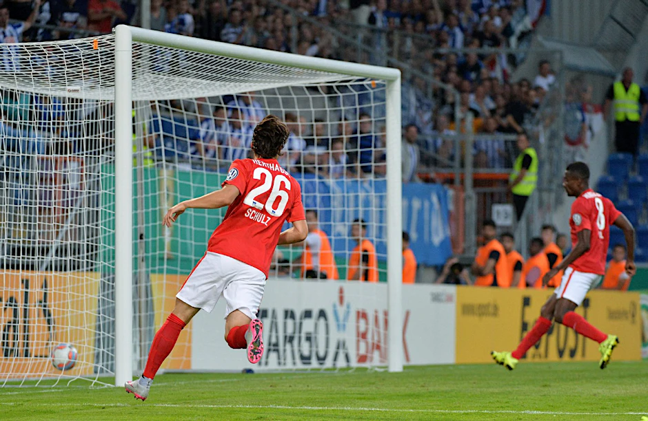 Unglaublich! Salomon Kalou (r.) hat den Ball von Nico Schulz mit rechts angenommen und dann mit links zum 1:0 versenkt.