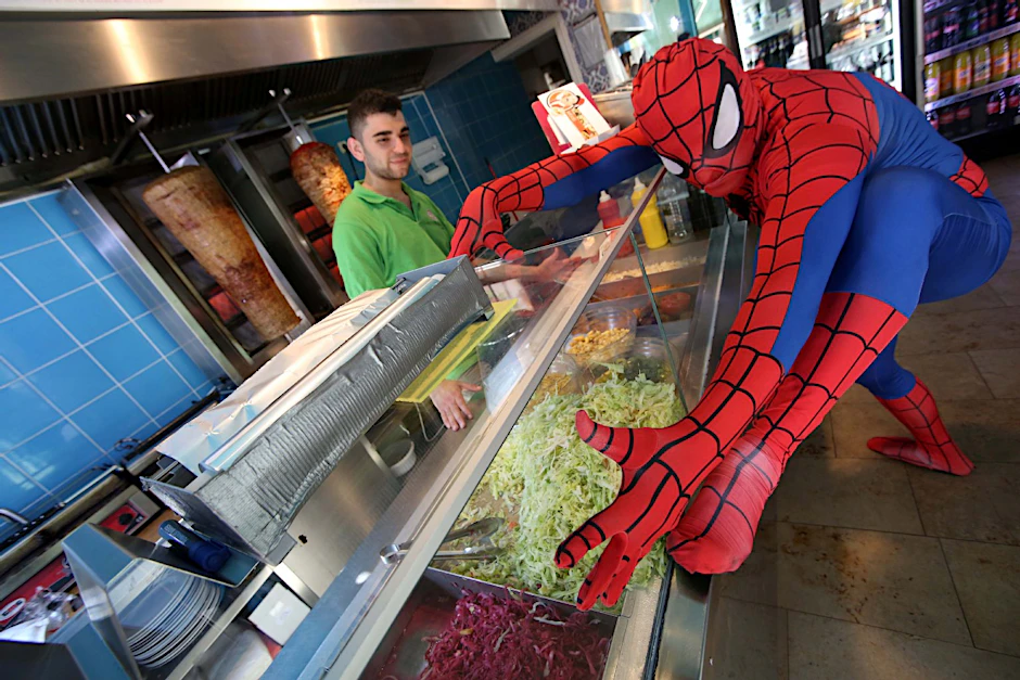 Held am Spieß: In seiner Dönerbude tritt Ömer Aslan (28) als Superheld auf – hier als Spiderman.