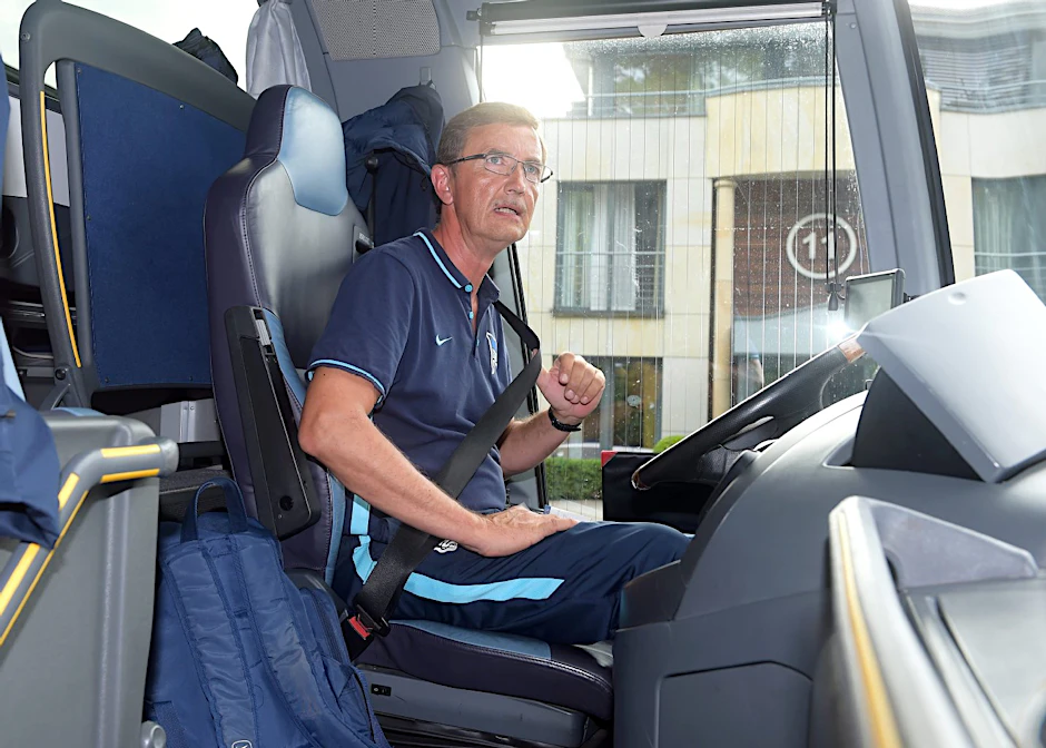 Busfahrer Stephan Behrendt setzt sich tapfer wieder hinters Steuer, die Spieler steigen ein.