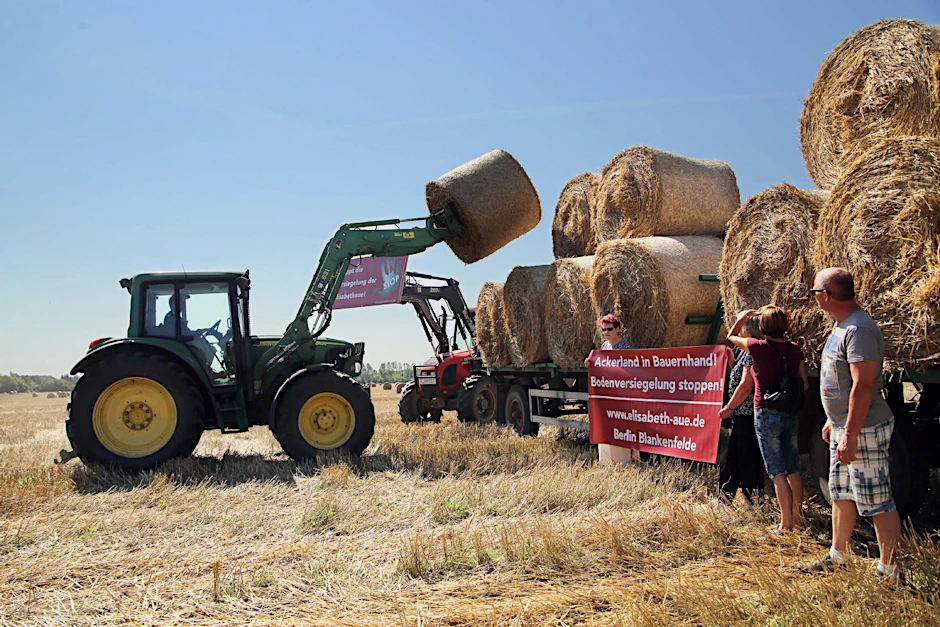 Anwohner, Politiker und Landwirte protestierten gegen das Mega-Projekt Elisabeth-Aue in Pankow.
