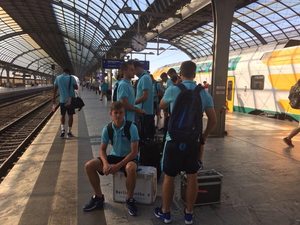 Die Herthaner warten hier in Berlin auf den Zug nach Bielefeld. Und dort wartete leider ein großer Schock!