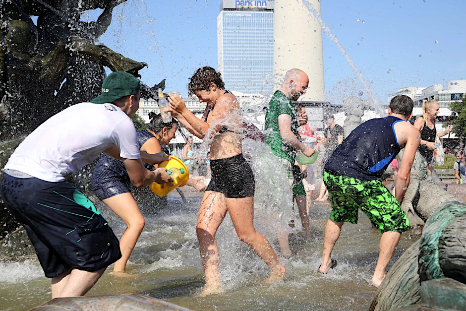 Was für ein spritziges Vergnügen! 50 Berliner packten am Sonntag nicht nur die Badehose, sondern auch Eimer, Flaschen und Wasserpistolen ein, zogen bei recht angenehmen Temperaturen vors Rote Rathaus.