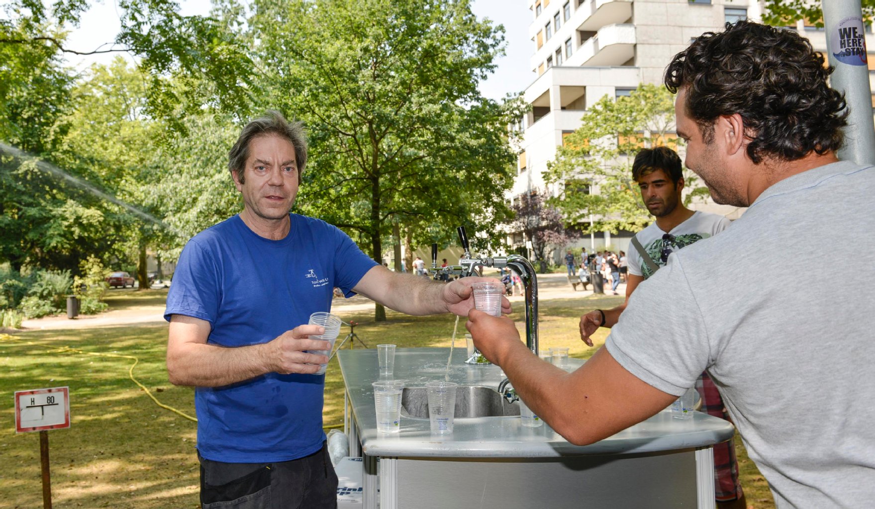Hygienebeauftragter Toni Wilden (57) hat im Auftrag der Berliner Wasserbetriebe das Wasser aus dem neuen Standrohr gecheckt und schenkt es jetzt aus.