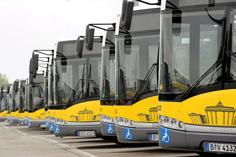 Obwohl immer mehr Busse der BVG überfüllt sind, würden kleinere neue Modelle gekauft, lautet ein Vorwurf.
