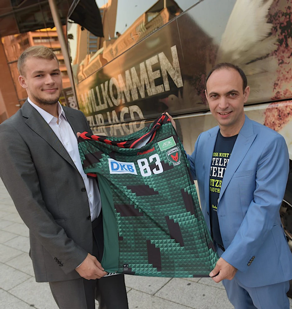 Paul Drux (l.) und Bob Hanning präsentieren das Trikot mit Telespargel-Muster.