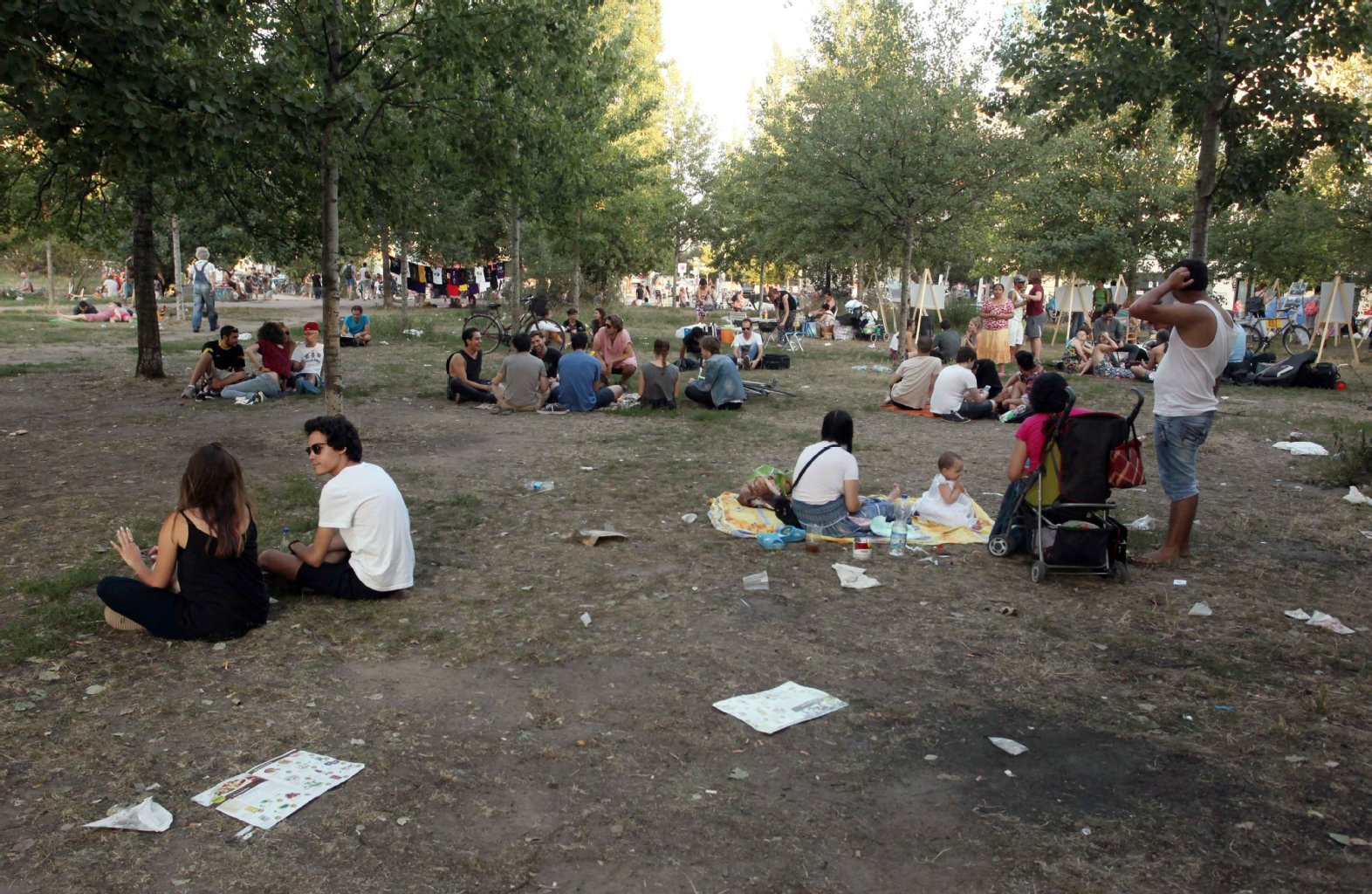 Zu Hunderten sitzen Parkgäste mitunter auf den Grünflächen - klar dass da viel Müll anfällt.
