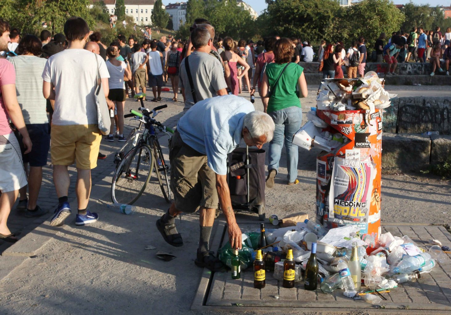 Im Mauerpark gibt es zwar große unterirdische Abfallbehälter, doch viele Besucher lassen ihren Dreck einfach liegen.