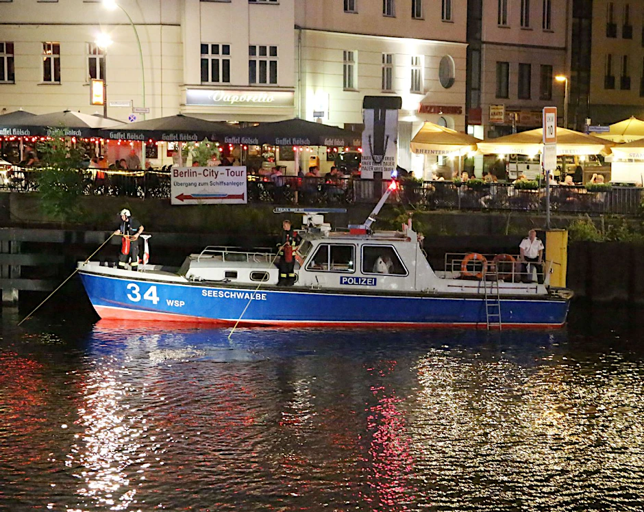 Vom Polizeischiff "Seeschwalbe" aus suchen die Taucher die Spree ab.
