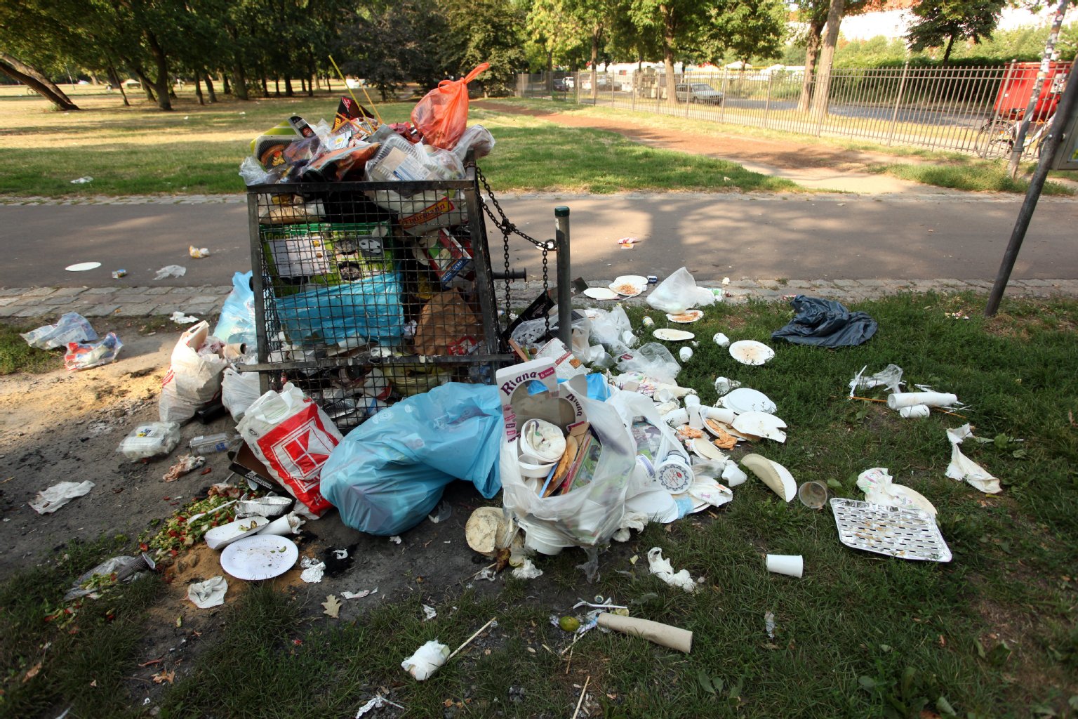 Müllproblem auch im Volkspark Friedrichhain.