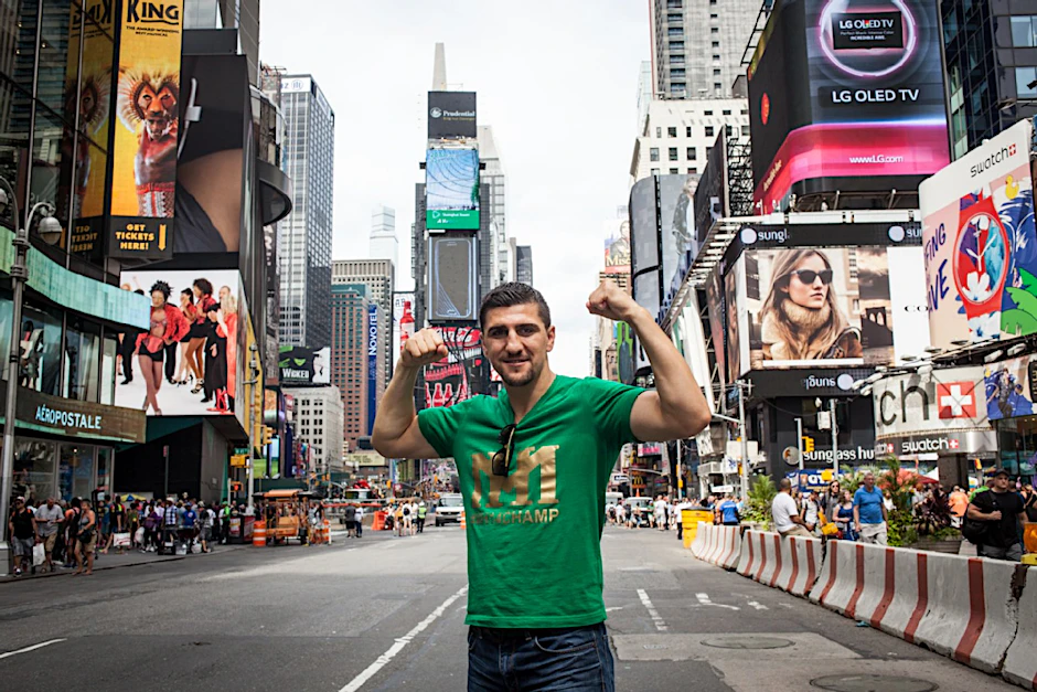Marco Huck gehtvor seinem nächsten Kampf am New Yorker Times Square schon mal in Pose!