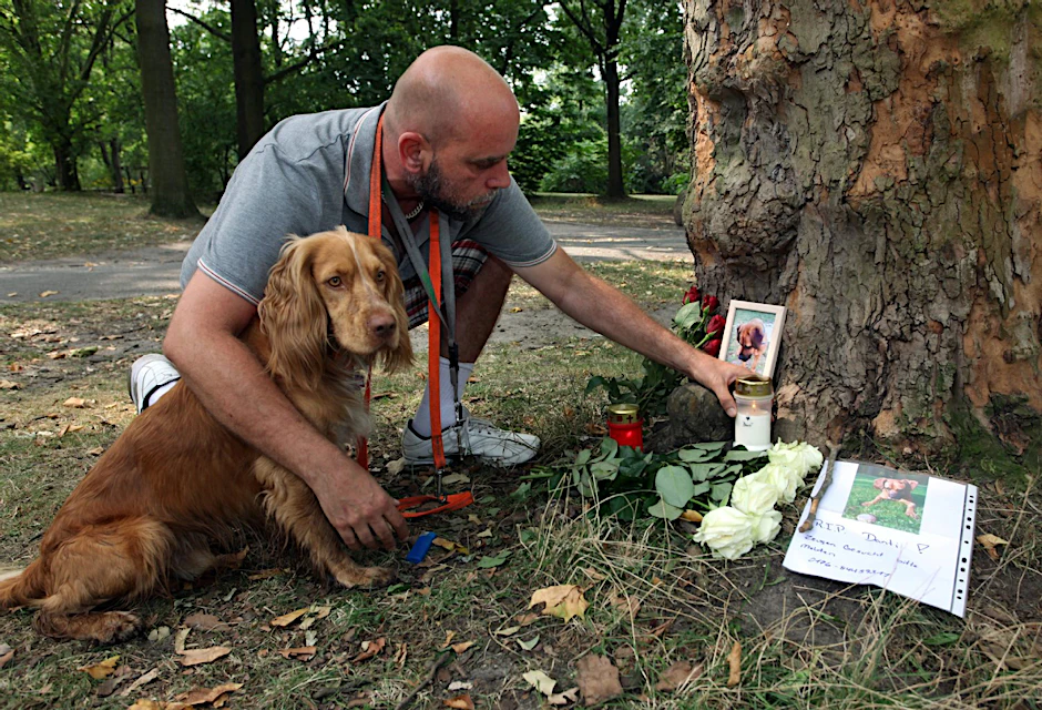 Merlin (45) mit seinem Hund Cookie (2). Nach der furchtbaren Tragödie im Humboldthain hat er Kerzen und Bilder im Gedenken an Danti aufgestellt.