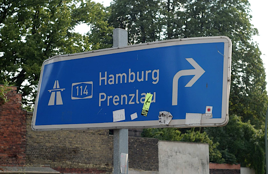 Auf der A114 haben nicht nur die Schilder Beulen.