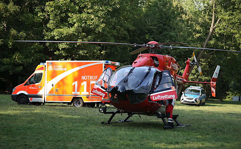 Mit diesem Rettungshubschrauber wurde der Kapitän ins Unfallkrankenhaus Marzahn (UKB) geflogen.
