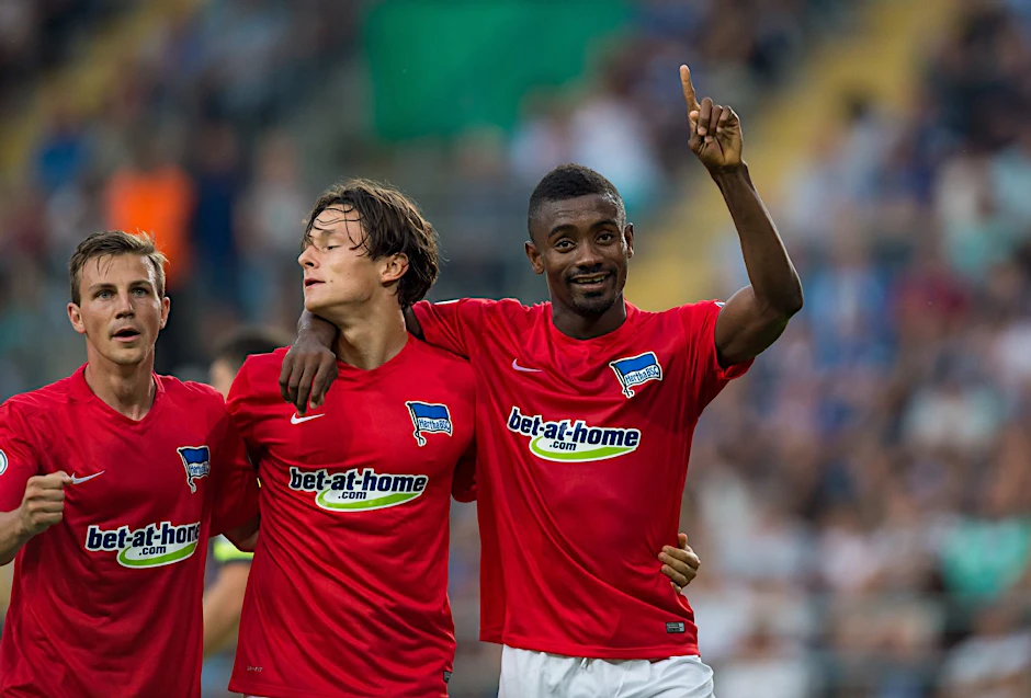 Gegen Bielefeld war Salomon Kalou endlich wieder erfolgreich. Trotzdem ist sein Trainer nicht vollends zufrieden. „Er ist manchmal noch ein bisschen naiv. Wenn er von hinten attackiert wird, muss er sich einfach nur fallen lassen. Dann kriegen wir einen Freistoß“, moniert Dardai.