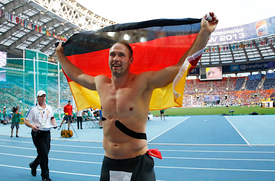 So feiert Robert Harting seine WM-Titel.