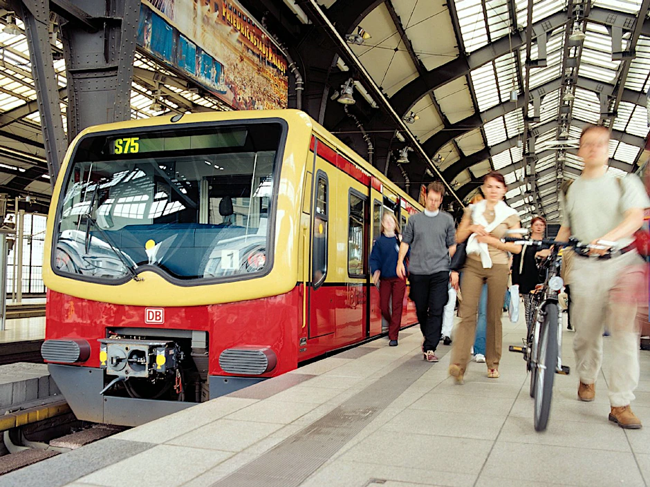 Eine S-Bahn vom Typ 481 im Bahnhof Friedrichstraße. Die Hitze macht den Züge aus den 90er-Jahren richtig zu schaffen. Es kommt zu Ausfällen.