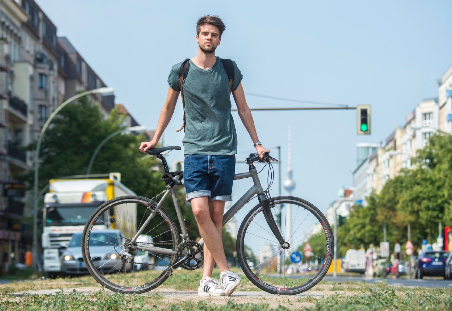 Seit vier Jahren lebt Max Greschak (24) im Friedrichshain. Täglich ist der Student mit seinem Rad unterwegs. „Gerade in meinem Kiez, vor allem auf der Warschauer, hat man als Radfahrer keine andere Chance als eng an den Autos vorbei zu fahren. Im Kopf spiele ich Situationen durch, was passieren würde, wenn jemand die Tür öffnet.“