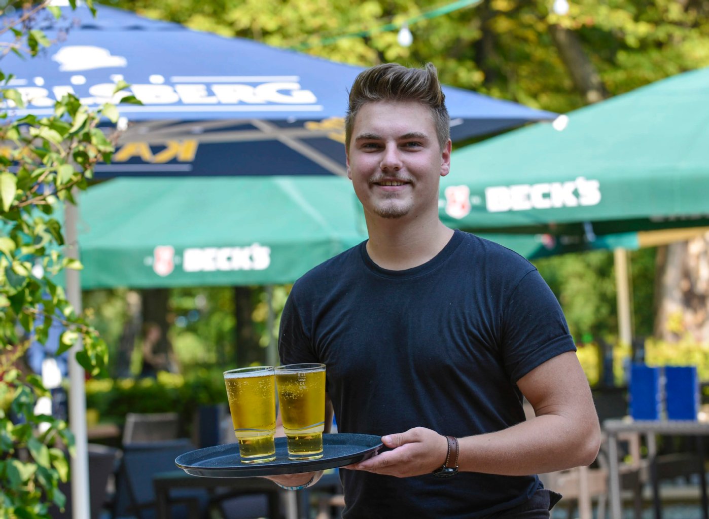 Mythos: Ich bekomme mehr Trinkgeld - Ein Mythos, der sich hartnäckig hält: Im Sommer klingelt’s in der Trinkgeldkasse. Wer gut drauf ist, ist auch spendabel, oder? Natürlich klingeln die Trinkgeldkassen im Biergarten bei schönem Wetter mehr, „aber das liegt daran, dass man bei schönem Wetter auch mehr Gäste bedient“, sagt Harley (21, Foto). Der junge Mann arbeitet seit zwei Jahren als Kellner im Biergarten am Orankesee. „Wenn die Gäste im Sommer sehen, dass man schwitzt, geben sie mehr. Auch, wenn man bei Regen bedient.“ Aber: Generell gehe der Trend zur Knauserigkeit. Harley: „Die Leute achten darauf, wofür sie Geld ausgeben.“