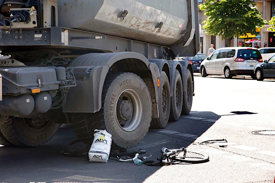 Rad unter LKW: Der Horror-Unfall – hier im Juni auf der Wilhelmstraße in Mitte. Zwölf Radler verloren im vergangenen Jahr bei Verkehrsunfällen ihr Leben.