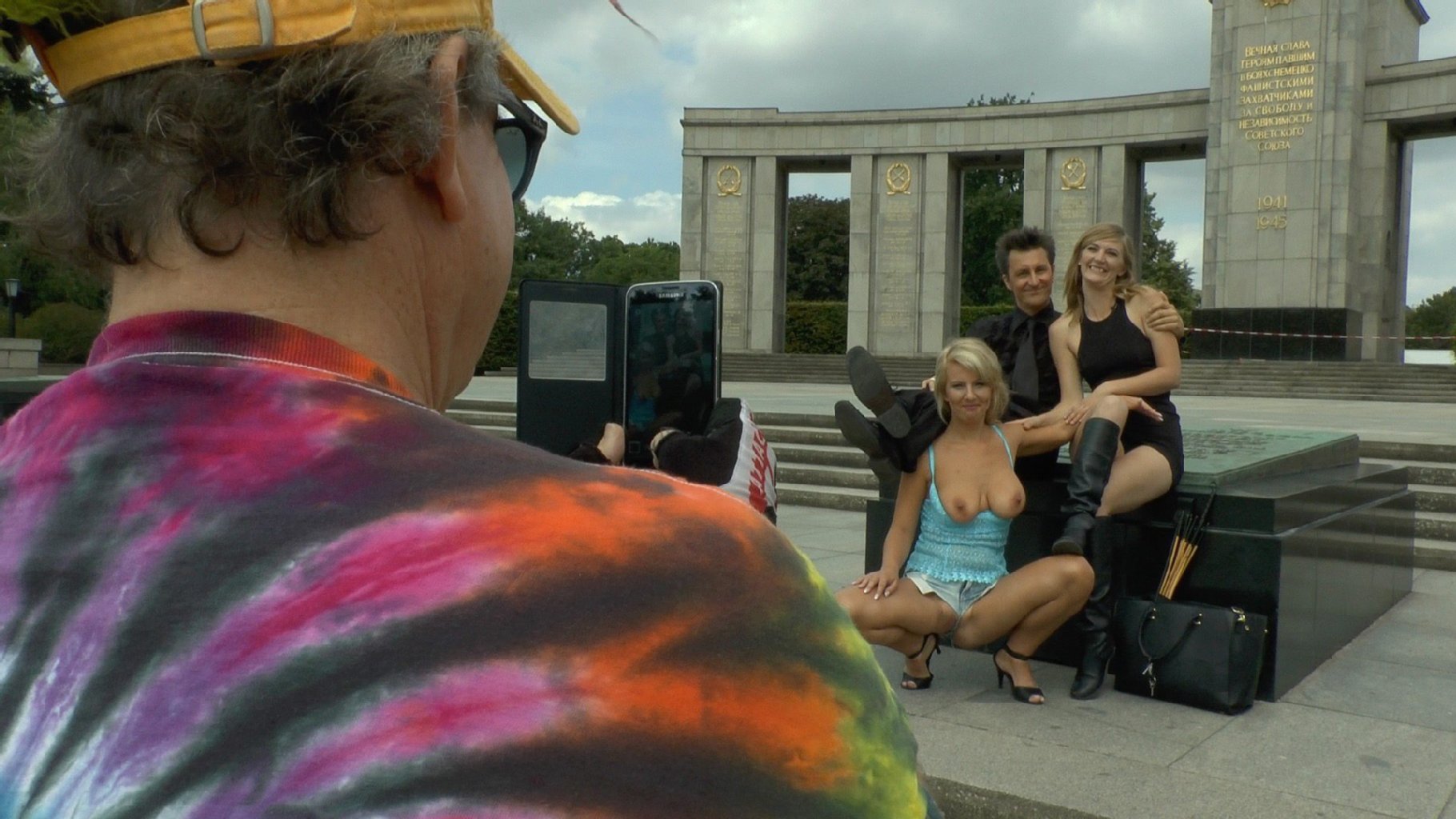Posing für ein Erinnerungsfoto. Drei Darsteller lassen sich am sowjetischen Ehrenmal auf dem 17. Juni fotografieren.