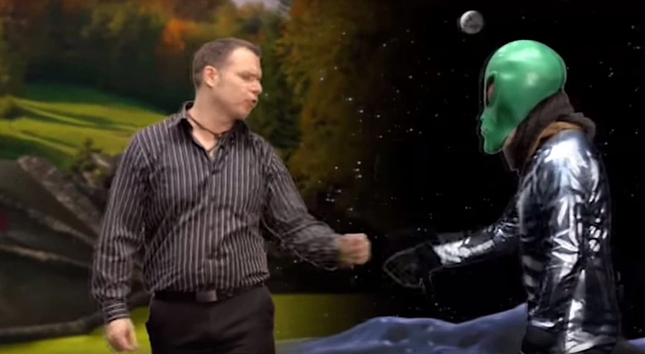 Wyatt Scott: Fist Bump mit einem Alien, um ins Parlament einzuziehen.