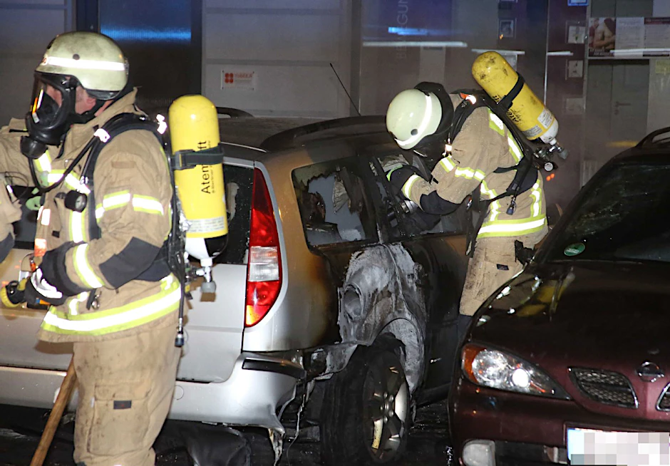 Ein Ford und ein Nissan brennen fast vollständig aus. Die Polizei schließt Brandstiftung nicht aus.