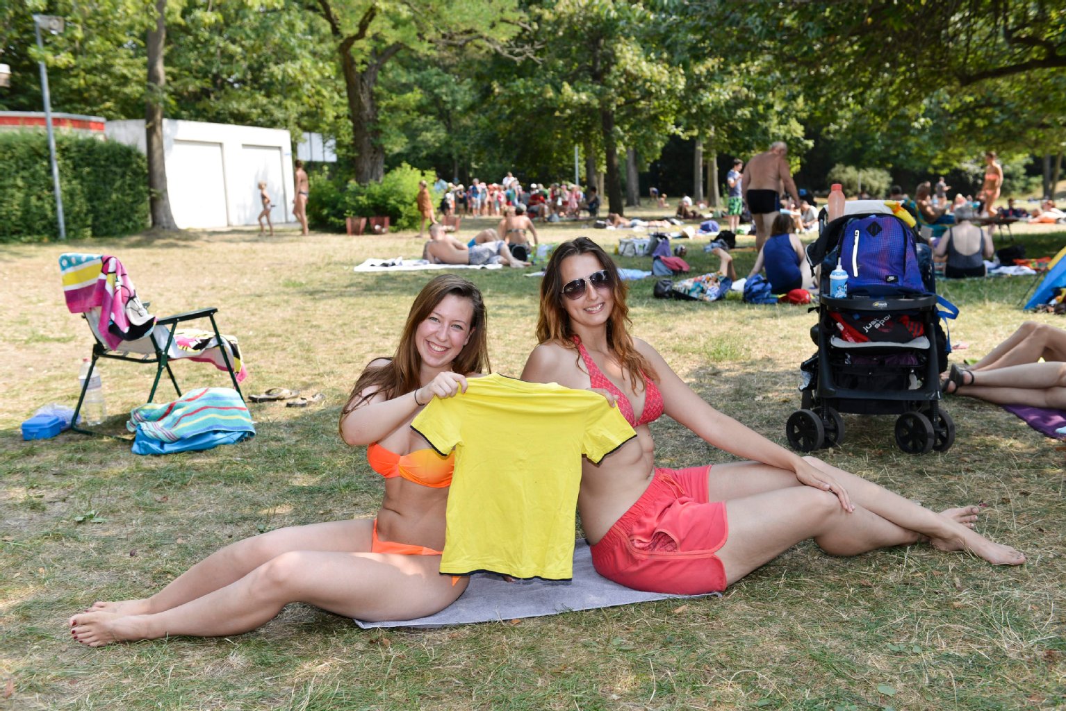 Mythos: Meine Synthetik-Klamotten laufen bei Hitze ein - Schadet es Klamotten, die nur bis 30 Grad waschbar sind, wenn man sie zum Trocknen in die Sonne hängt? Der KURIER fragt nach: Nicole (20, li.) und Carolin (25) glauben das nicht – ihr kleines T-Shirt gehört einem Kind. Tatsächlich: Wer sich Sorgen um seine Kleidung macht, darf sich entspannen. Dr. Hartmut Spiesecke, Sprecher des Verbandes textil+mode: „Auch, wenn in der Sonne 50 Grad herrschen, macht das den meisten Sachen nichts aus.“