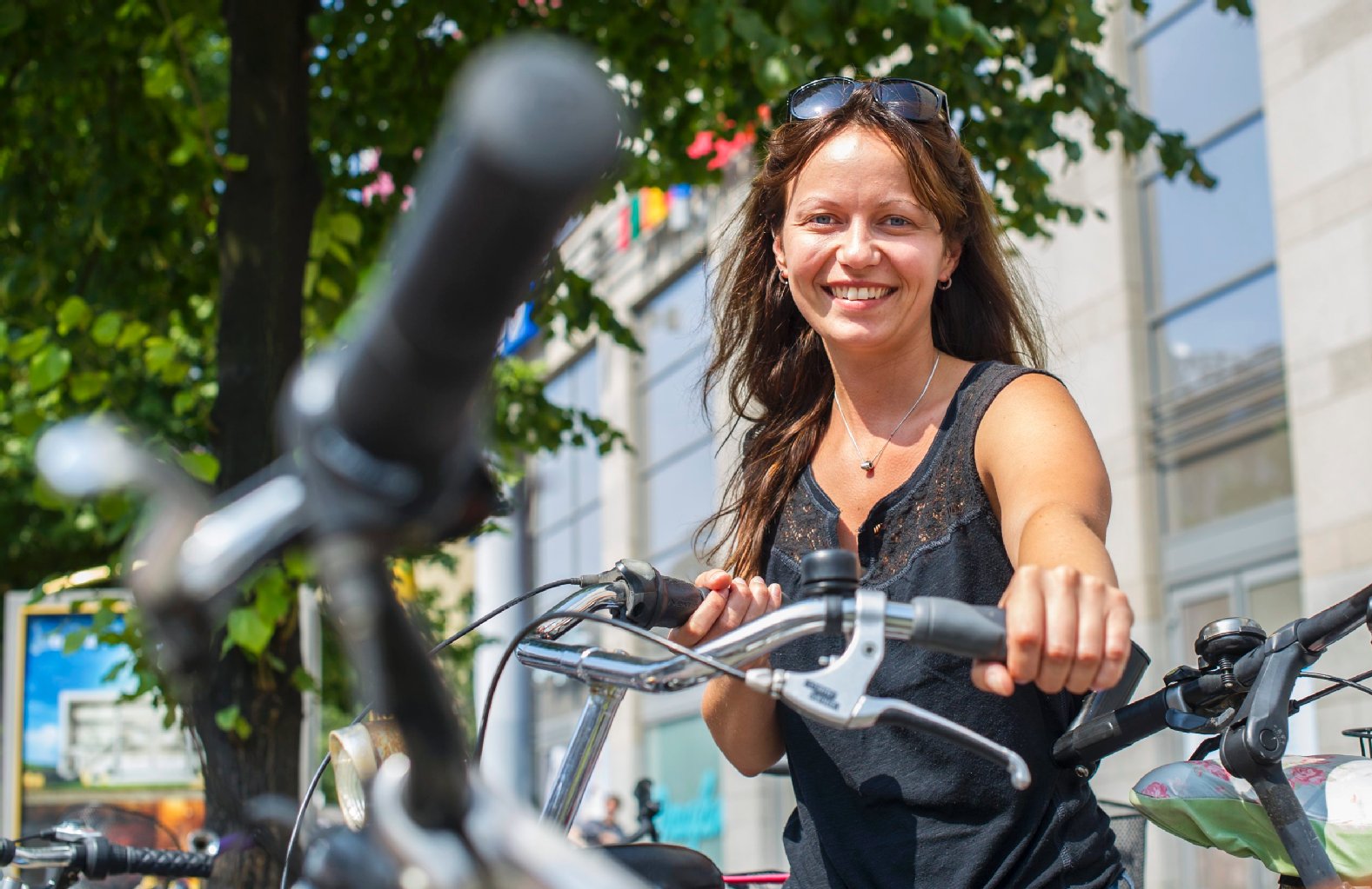 Kindergärtnerin Eileen Lenz aus Friedrichshain kennt die gefährlichen Begegnungen zwischen Rad- und Autofahrern. Täglich ist die 31-Jährige mit dem Rad unterwegs. „Viele Radfahrer sind eher sorglos, mich eingeschlossen. Auf der Frankfurter Allee beispielsweise fahre ich ebenfalls oft auf der falschen Seite. Die Wege sind doch breit genug.