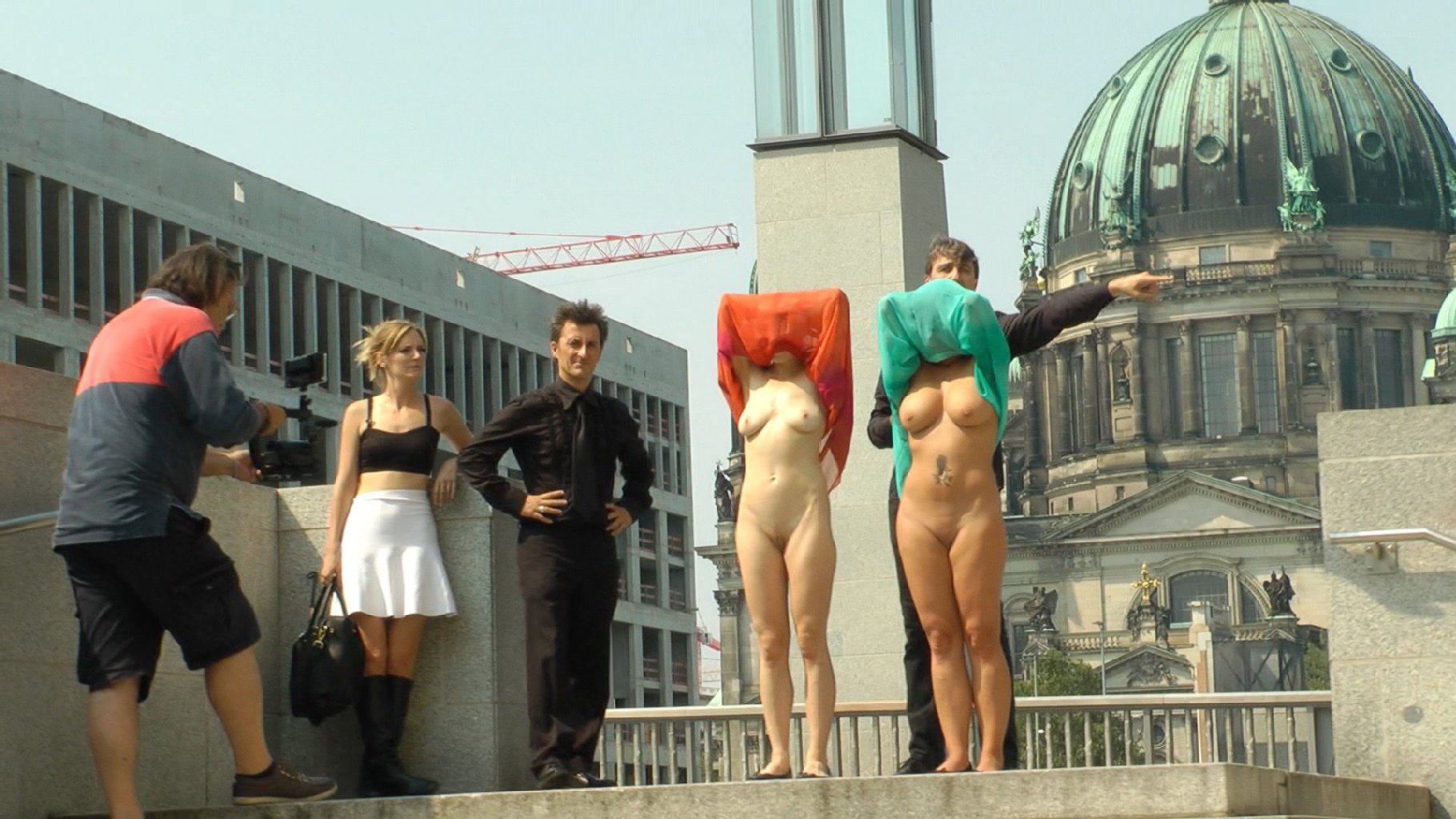 Blankziehen vor Schloss und Dom. Ohne Scham lüpften die beiden Frauen ihre Kleider, der Kameramann hält drauf.