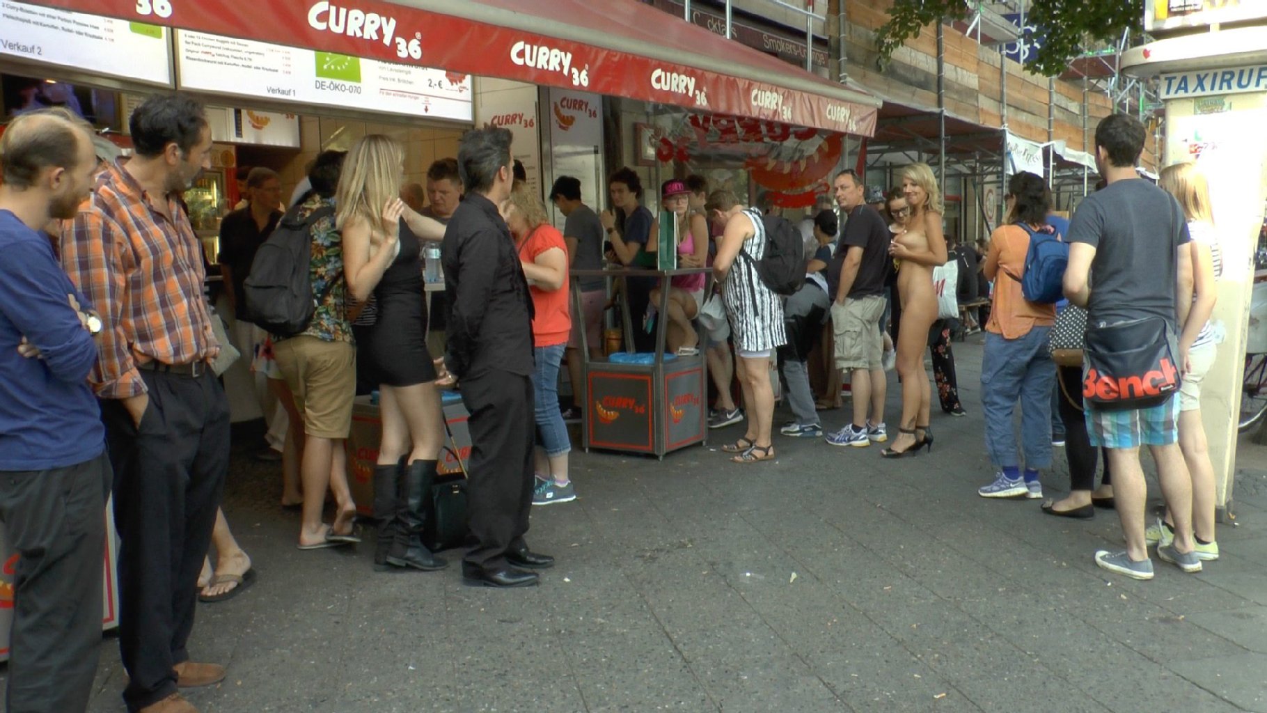Auch am Touristenmagneten „Curry 36“ am Mehringdamm sorgte der Dreh für Aufsehen.