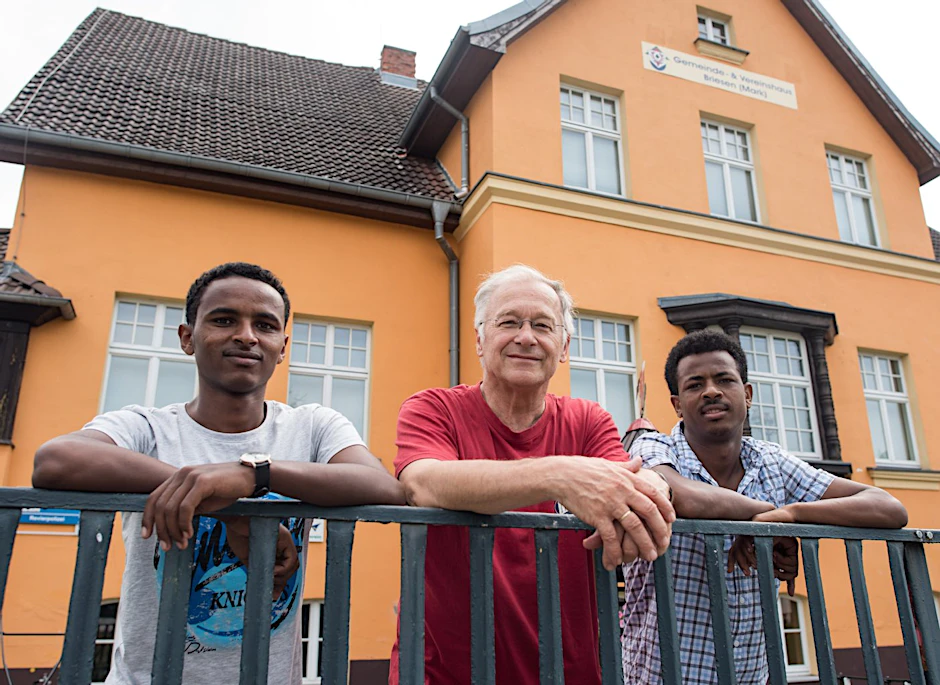 Der Bundestagsabgeordnete Martin Patzelt (M, CDU) mit den beiden Flüchtlingen Haben (l, 19) und Awet (r, 24) aus Eritrea. Der Politiker hatte die zwei Asylbewerber vor einigen Wochen bei sich aufgenommen.
